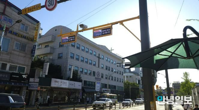 기흥구는 어린이보호구역 내에 ‘정지선 위반 알리미’와 ‘우회전 감응 시스템’을 도입했다