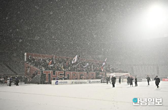 이달 4일, 부천FC1995의 승강 PO 1차전이 폭설로 연기된 후에도 헤르메스가 자리를 지키며 응원하고 있다.