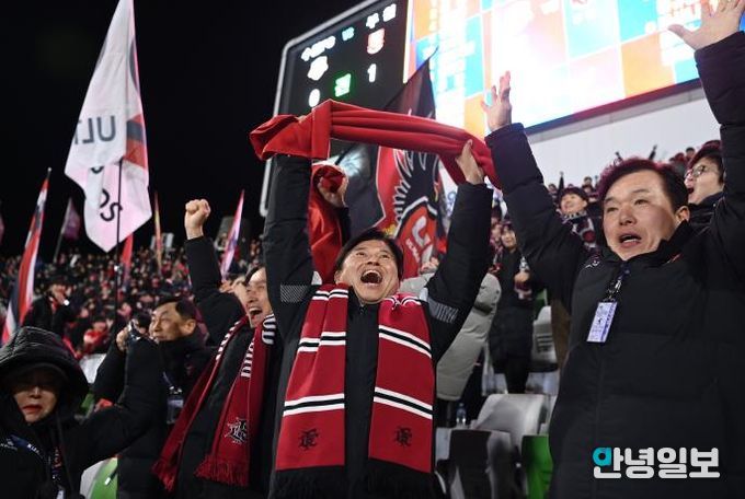 이달 8일 부천FC1995 승강 PO 2차전 경기에서 골을 넣자, 조용익 부천시장이 기뻐하고 있다