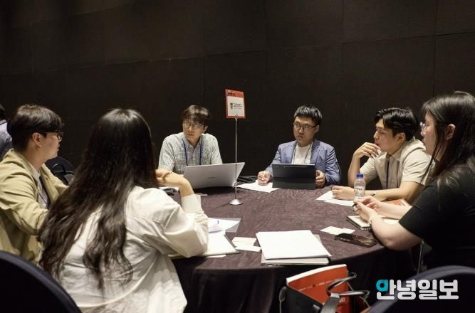 지난 6월 열린 커넥트 데이 행사에서 참여대학 및 기업 관계자들이 기술 이전 상담을 하고 있다