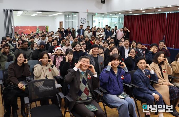 2025년 화성시외국인복지센터 사업보고회 기념 사진