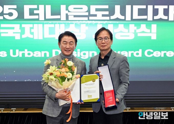 김동근 시장이 12월 12일 ‘더 나은 도시디자인 국제대상’ 시상식에서 ‘도시리더’ 부문을 수상한 뒤 기념사진을 찍고 있다.
