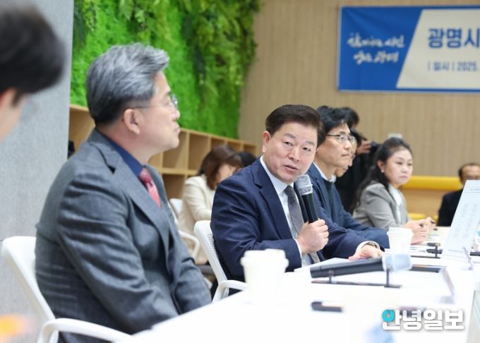 박승원 광명시장이 15일 오후 인생플러스센터 플러스강당에서 열린 ‘광명시 AI 시·산·학 협의체 킥오프’에 참석해 발언하고 있다.