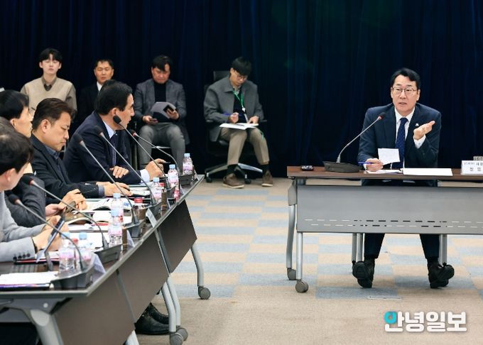 정명근 화성특례시장이 재생엔지 공급 기반 확대 및 데이터센터 전력 수급 안정성 확보 방안에 대하여 전문가들과 종합 토론을 하고 있다