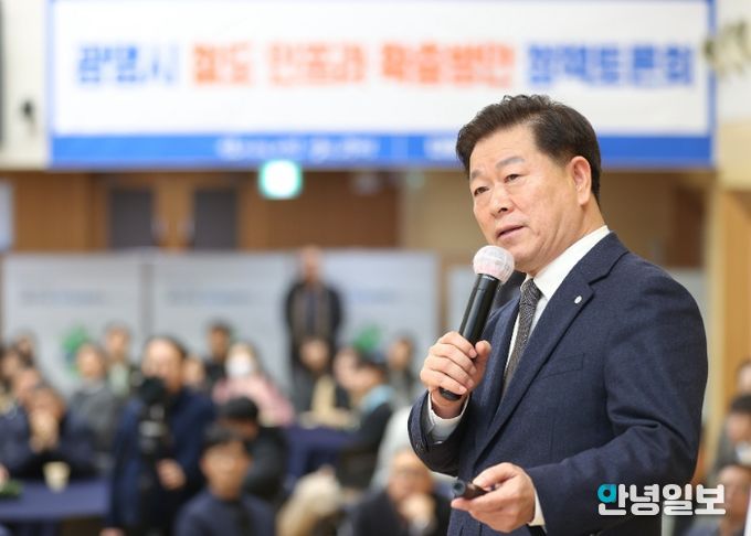 박승원 광명시장이 15일 오후 시청 대회의실에서 열린 '광명시 철도 인프라 확충방안 정책토론회'에 참석해 발제하고 있다.