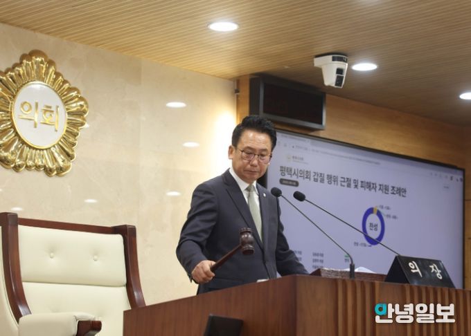 제259회 제2차 정례회 제2차 본회의에서 타봉하는 강정구의장