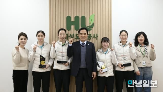 국제대회와 전국대회에서 입상한 화성도시공사 탁구단 선수들과 HU공사 한병홍 사장이 메달과 상패를 들고 기념촬영을 하고 있다.