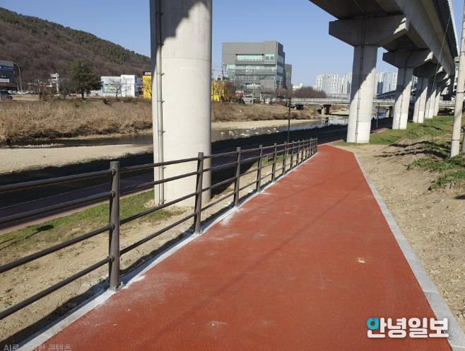 용인특례시 처인구가 고림동 103-48번지 일대 경안천에 진입로를 조성했다.