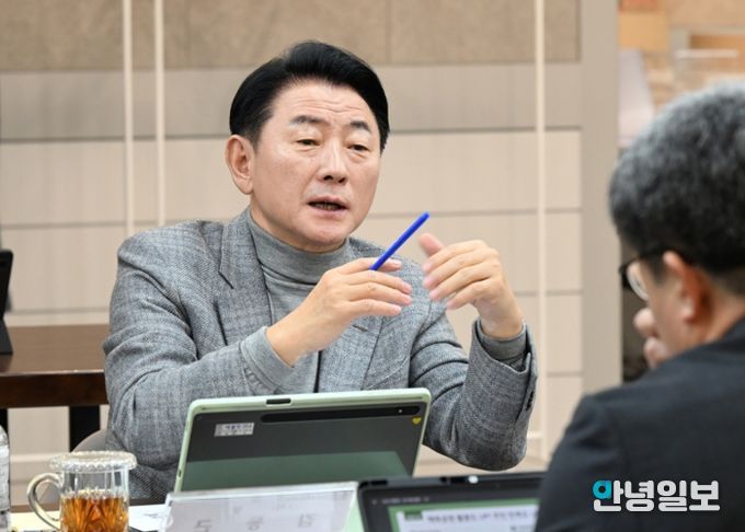 김동근 시장이 12월 17일 시청 회룡홀에서 12월 동장단 정책소통 티타임’을 진행하고 있다.