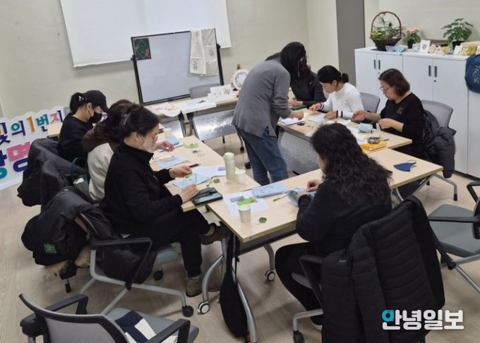 광명시 광명1동 주민자치회는 내년도 본격 운영에 앞서 주민자치센터 홍보와 주민 수요 파악을 위한 ‘주민자치프로그램 시범 운영’을 시작했다.