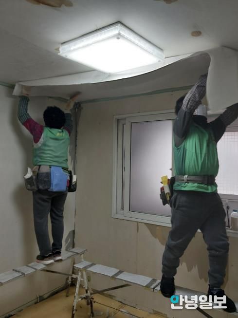 시흥시 신천동 새마을지도자협의회·부녀회, 소외계층 주거환경 개선 '집수리 봉사' 전개