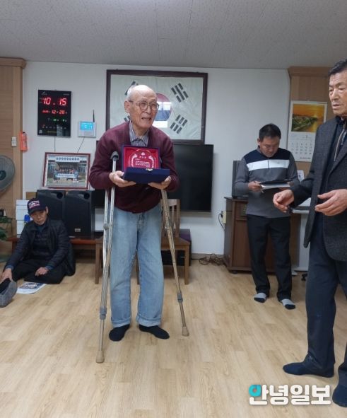 가운데 이만배 씨, 맨 오른쪽 홍성표 원정4리 이장