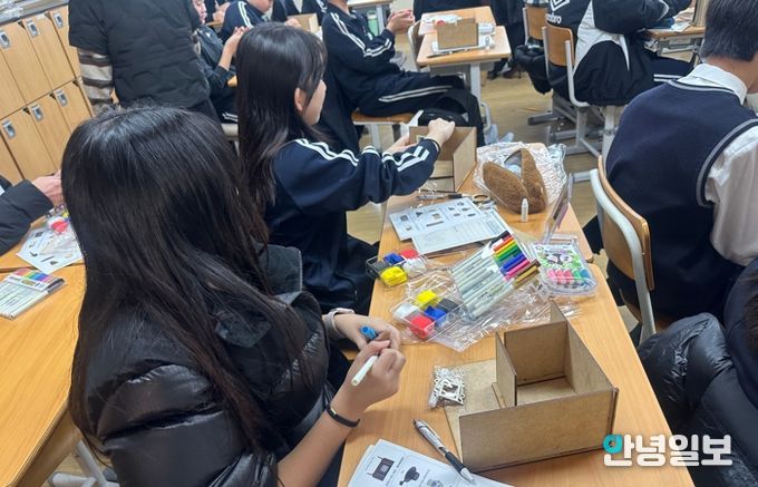 용인시박물관은 12월 한 달간 중학생 대상 '큐레이터 진로체험 프로그램'을 운영했다