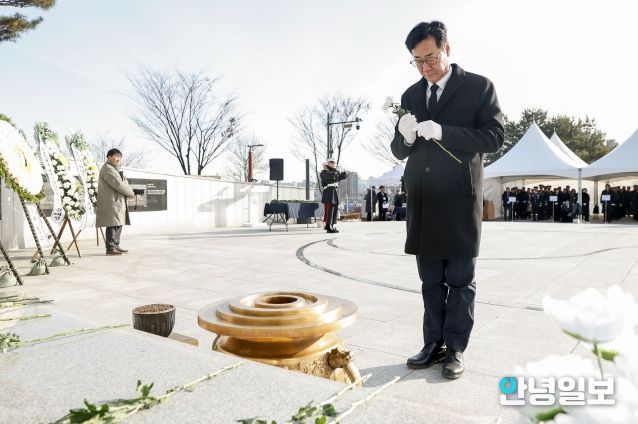 정명근 화성특례시장이 화성현충공원에서 현충탑 신년참배를 하고 있다.