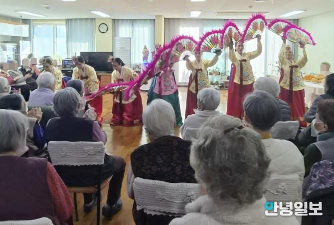 수원시 장안구 정자3동 주민자치회, 아녜스의 집 찾아 재능기부 공연 펼쳐
