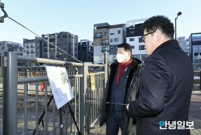 갈매2저류지에 방문해 갈매동 공영주차장 조성 사업 추진 현황을 보고받고 있는 백경현 구리시장