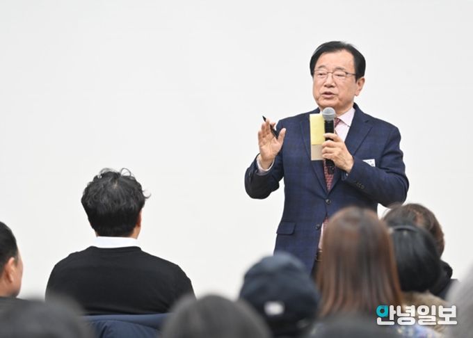 29일 오후 미사1동 행정복지센터에서 개최된 ‘2026 미사1동 주민과의 대화’에서 이현재 하남시장이 미사 지역을 중심으로 한 도시 경쟁력 강화 구상을 직접 설명하고 있다.