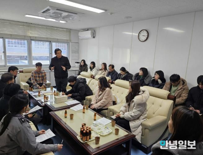 1월 14일 귀인초등학교에서 권주홍 안양시 옴부즈만 위원장이 학부모 및 학교 관계자들과 간담회를 갖고 통학로 안전 확보를 위한 건의 사항을 청취하고 있다