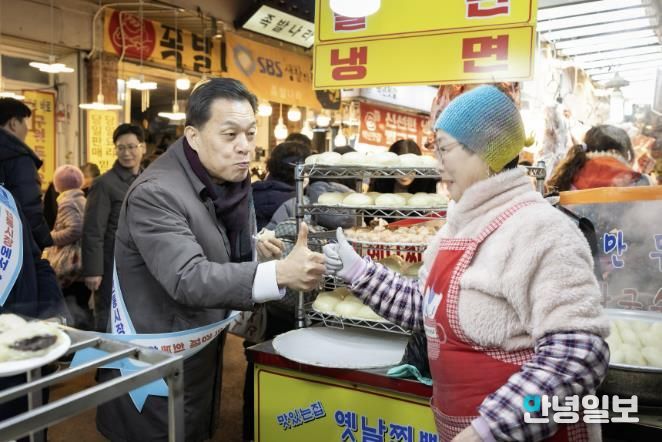 이재준 수원시장이 10일 못골종합시장에서 상인들과 이야기를 나누고 있다.
