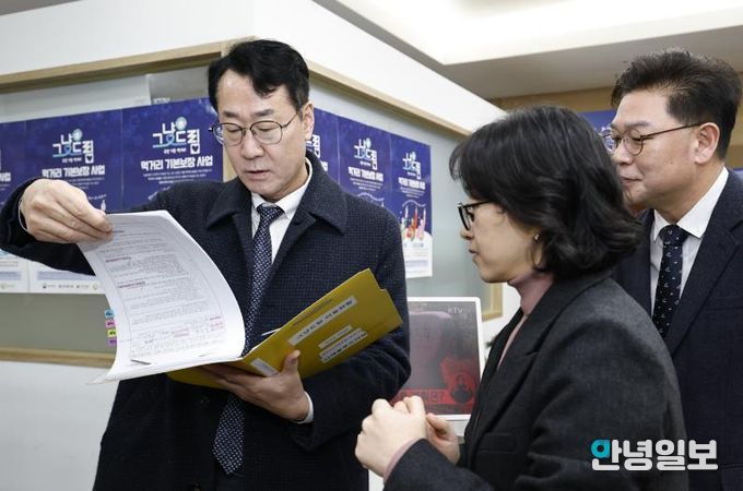 정명근 화성특례시장이 그냥드림 방문자 서류를 점검하고 있다.