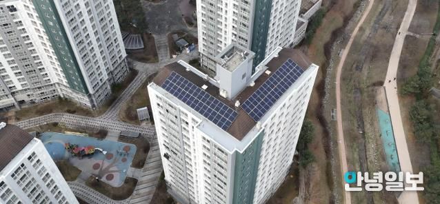 수원시 최초로 ‘아파트 알이(RE)100 옥상형 태양광 시범사업’을 추진된 와이시티아파트 전경.