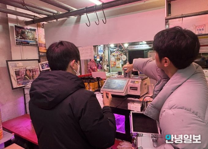 전통시장 내 정육점 저울에 대한 특별점검이 이뤄지고 있다.