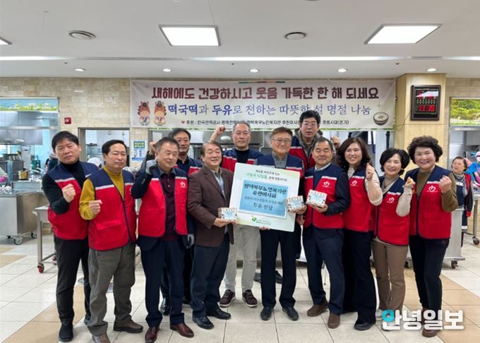 설 명절 맞아 어르신들게 떡국떡·두유와 따뜻한 새해 인사 전해