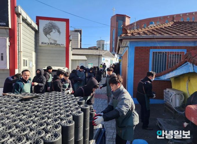 평택시 '팽성읍 시온성교회' 연탄 800장 나눔봉사 실시