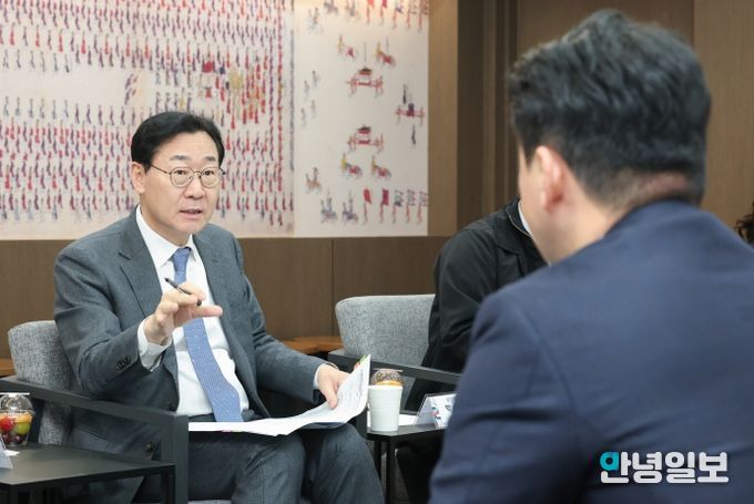 정명근 화성특례시장이 13일 시가 주최한 '생리용품 부담 완화를 위한 소통 간담회'에서 '(가칭) 코리요 생리대' 추진 취지에 대해 설명하고 있다.