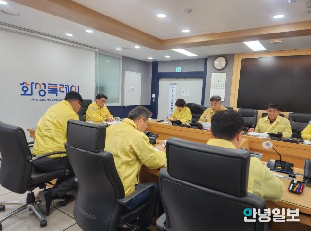 윤성진 제1부시장이 재난안전대책본부 긴급회의를 주재하고 있다.