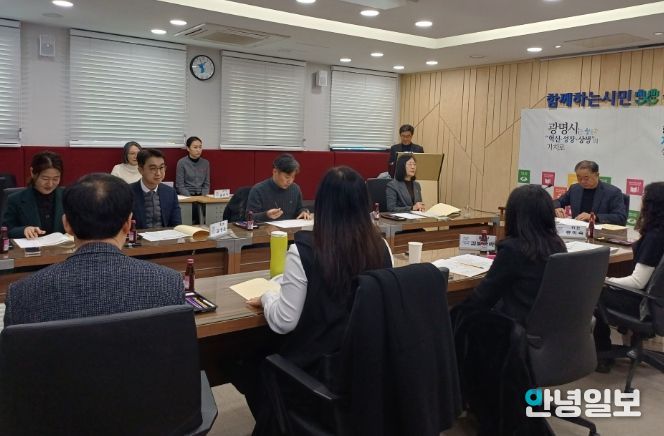 지난 19일 시청 영상회의실에서 2026년 정기 법인 세무조사 대상자 선정을 위한 지방세 심의위원회를 진행하고 있다.