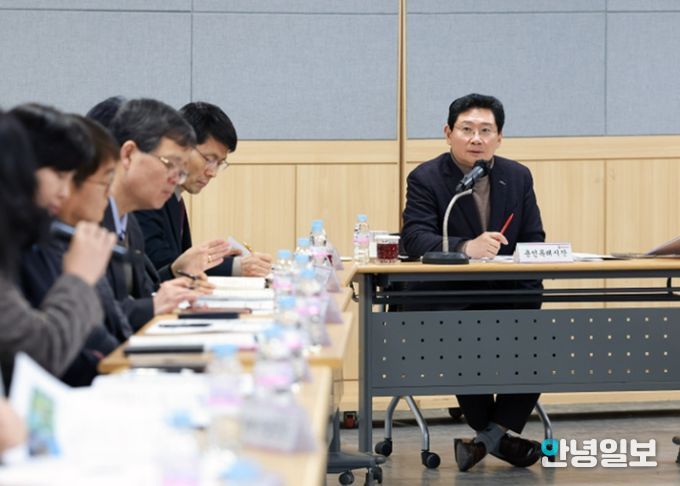 23일 기흥구청에서 열린 간부 공무원 회의에 참석한 이상일 시장이 발언하고 있다