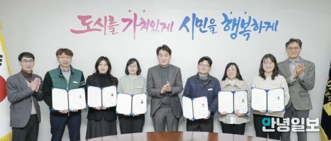 자격증을 취득한 직원들