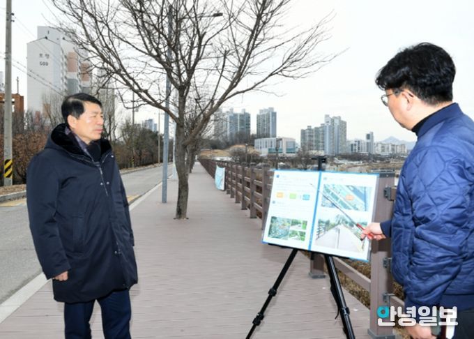 왕숙천 제방 내 관망 산책로 운영 현황에 대해 보고받는 백경현 구리시장