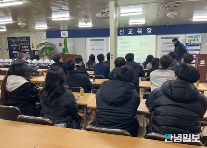 현장관계자로부터 기초 공법에 대한 브리핑 모습