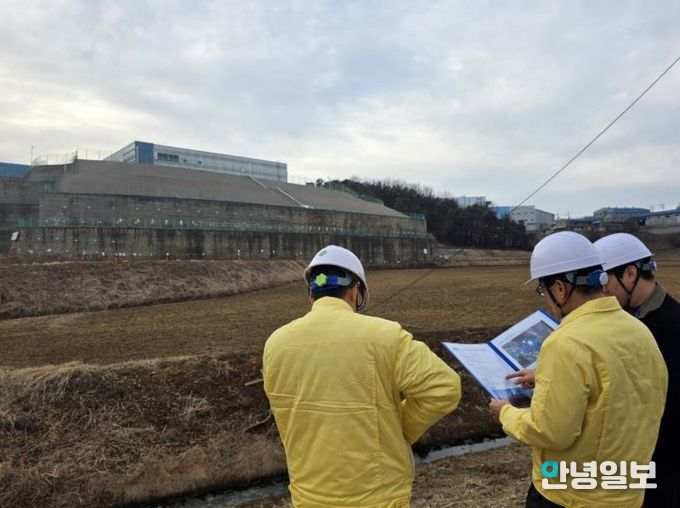 윤성진 제1부시장이 해빙기 대비 옹벽시설 안전점검을 실시하고 있다