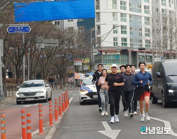 부천시청 마라톤 동호회 회원들이 달리며 로드체킹을 하고 있다.