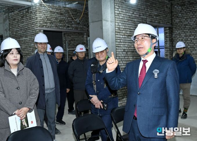 구리시립노인전문요양원 증축 공사 현장에 대해 보고받는 백경현 구리시장