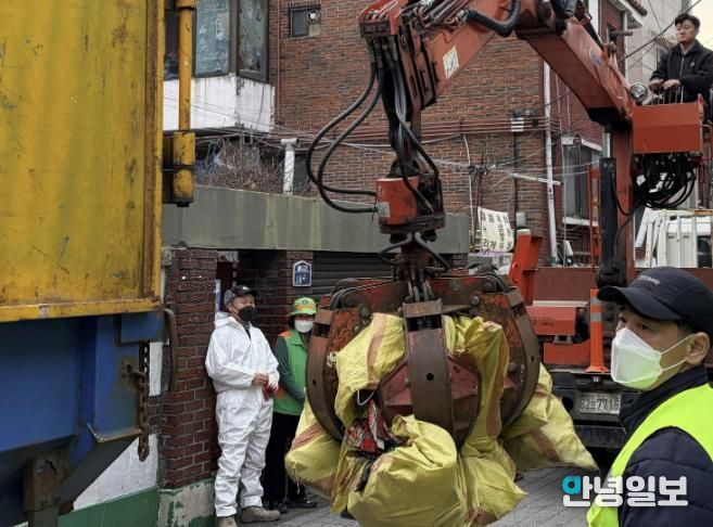 민관 합동 봉사자 40여 명은 산더미 처럼 쌓인 쓰레기를 정리했다.