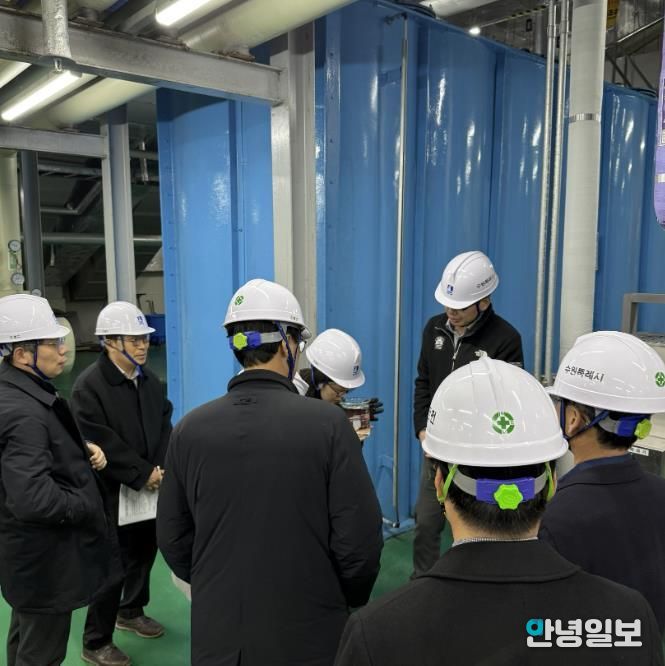 기후에너지환경부·한국환경공단 관계자 등이 수원시에서 물재이용 시설 현장을 방문하고 있다.