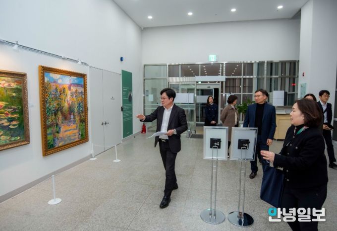 김병수 김포시장이 12일 김포만화도서관과 모담도서관을 방문해 도서관 야간 운영 현장을 점검하고 시민들과 소통하는 현장 행정을 실시했다.
