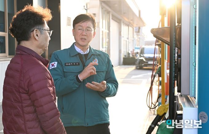이민근 안산시장이 13일 신길동 서안산IC주유소를 방문해 주유소 관계자와 유가 동향을 점검하고 있다.