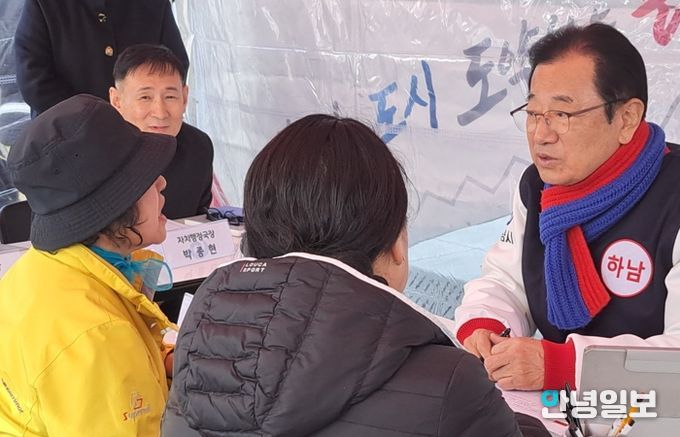 13일 미사역 시계탑 일대에서 열린 ‘이동시장실’에서 한 시민이 망월천 환경개선과 관련하여 이현재 하남시장에게 건의를 하고 있다.