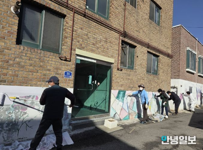 동두천시 보산동 주민자치위원회, 노후 벽화 정비로 쾌적한 도시환경 조성