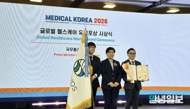 최준환 ㈜와우보스 대표가 ‘메디컬코리아 2026 글로벌 헬스케어 유공’ 국무총리상을 받고 있다.