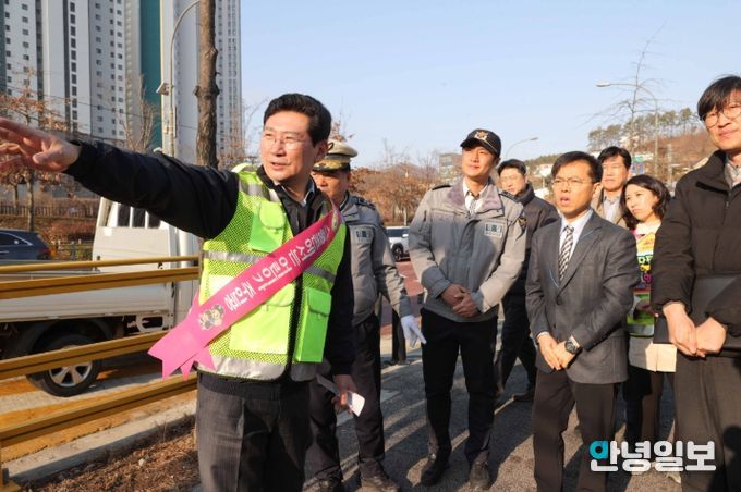 이상일 용인특례시장은 20일 함박초 등굣길 교통지도봉사에 참여해 학교 주변 통학로를 점검했다
