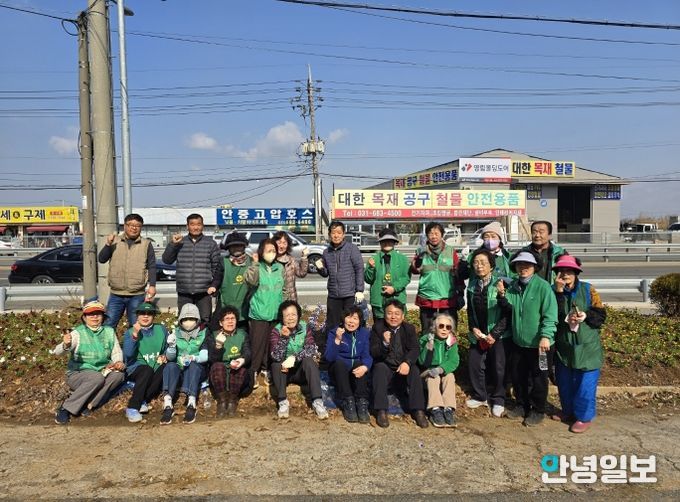 포승읍 새마을남여지도자회, 새봄맞이 꽃 심기 및 관내 대청소 전개