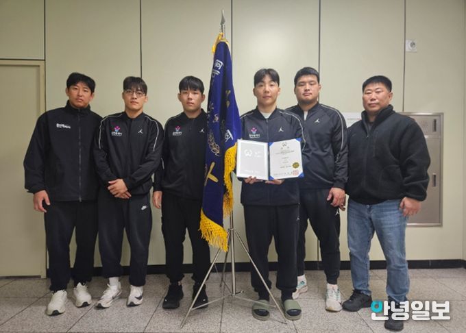 용인특례시 직장운동경기부 유도팀은 ‘2026년 회장기 전국 유도대회’에서 단체전 금메달과 개인전 동메달을 획득했다. 왼쪽부터 홍석웅·박희원·김유철·송민기·황민호 선수, 김혁 감독