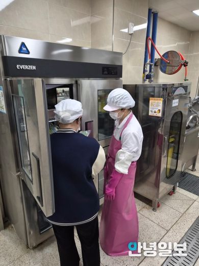 용인특례시 처인구가 신학기를 앞두고 식품관련 업소의 위생점검을 진행했다.