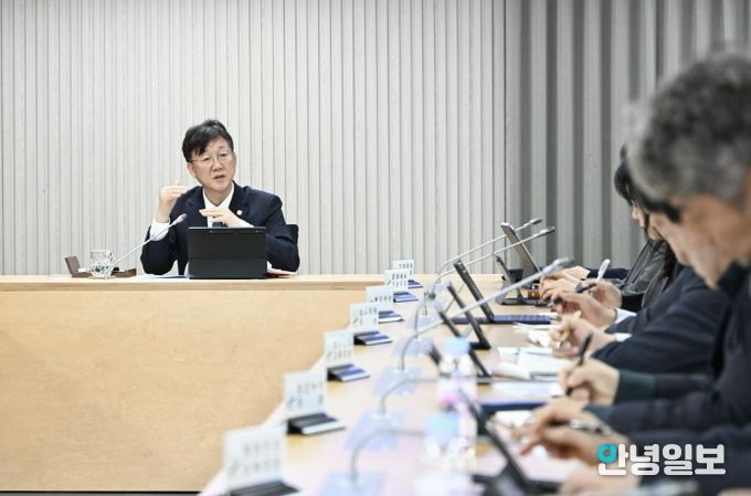 이민근 안산시장이 20일 디지털전환허브에서 진행된 현장간부회의에서 주요 전략사업의 진행 상황을 점검하며 부서 간 협력 방안을 논의하고 있다.